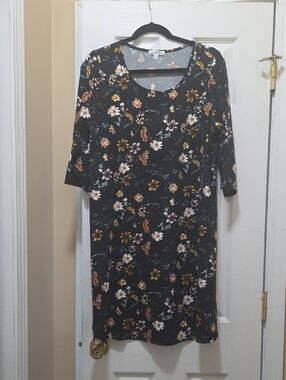 nine britton Black Floral Midi Dress with Scoop Neckline
